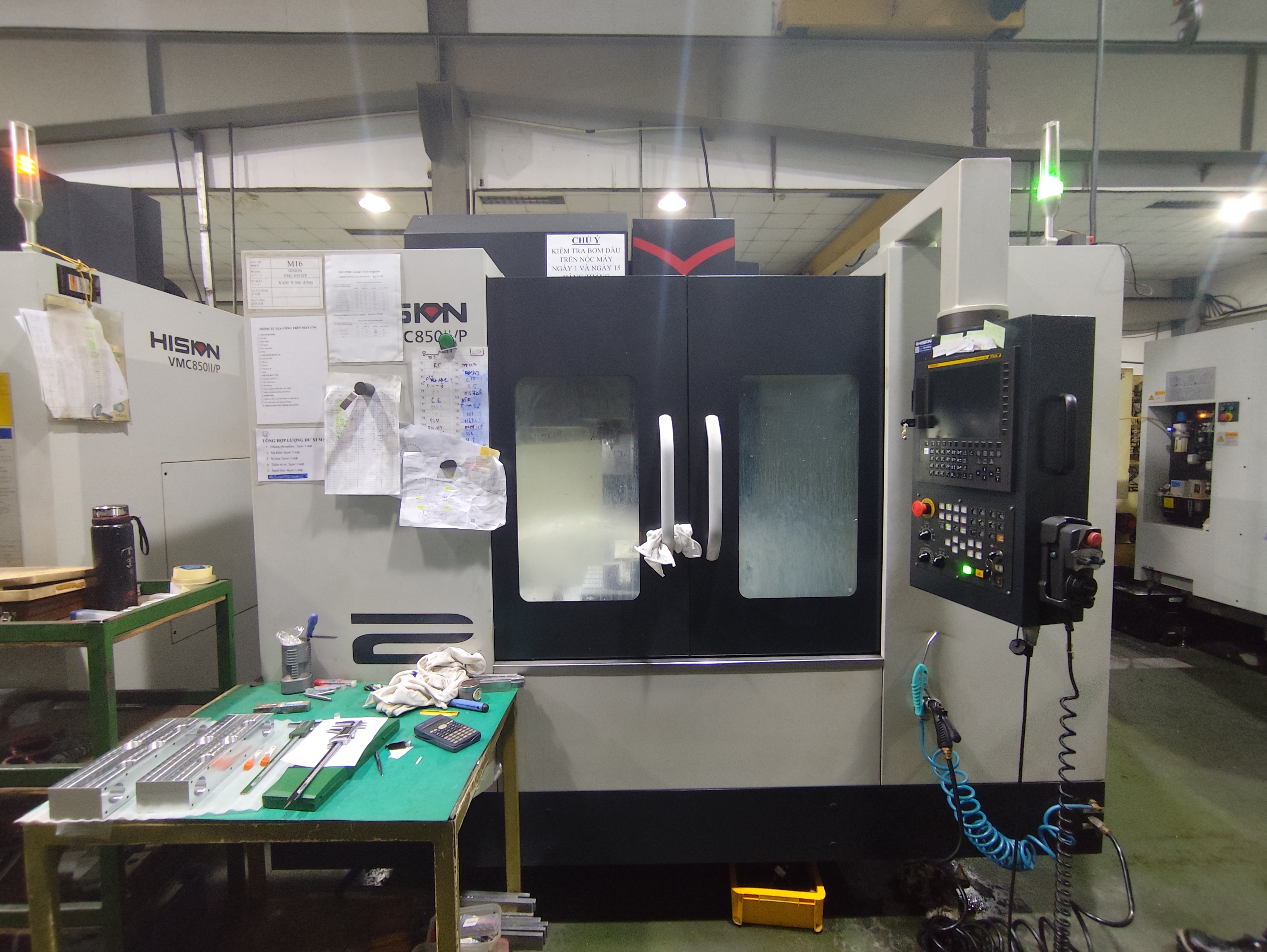 CNC vertical machining center machine 1.jpg